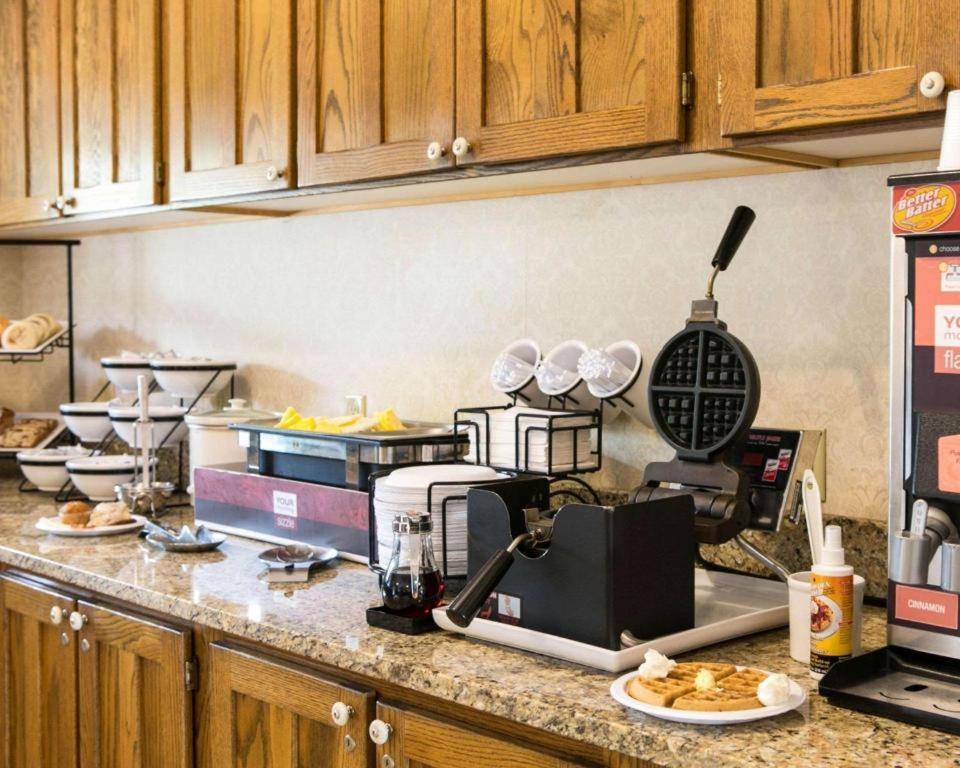 Comfort Inn Marshall Station Bagian luar foto